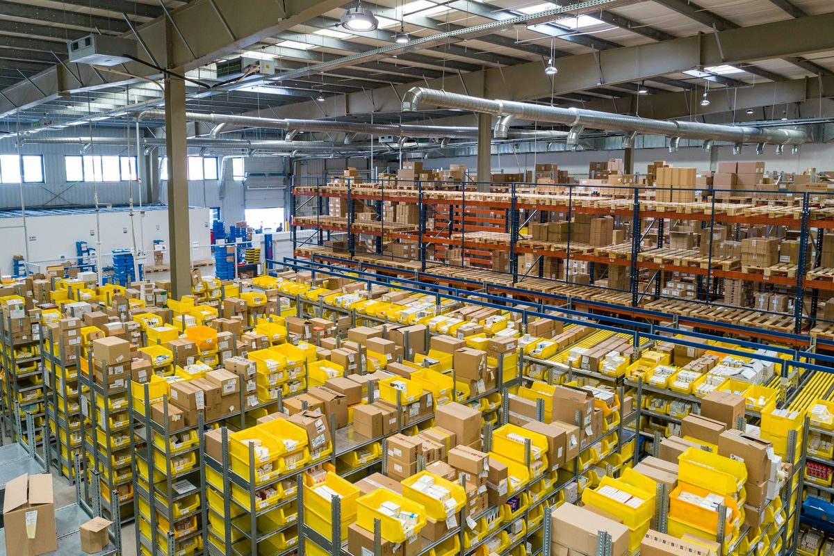 Order preparation area in a distribution warehouse